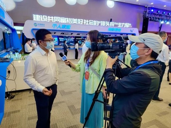产品市场部总监 胡侃（左一）接受媒体采访